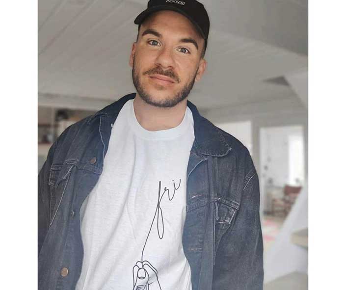 Fri af Misbrug t-shirt, doneret af kunstner Sigred Benedicte Strøyer. Model Thor Allentoft