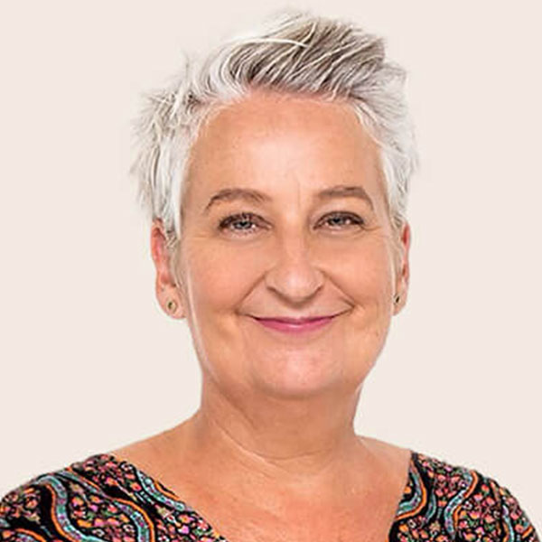 Ambassadør Rikke Winckler smilende og engageret, klar til at støtte Fri af Misbrug.